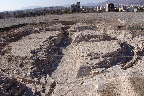 کشف لایه باستانی هخامنشی و دیوار خاص خشتی در تپه اشرف اصفهان