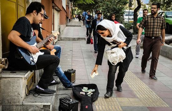 فیلم | کنسرت گیتاریست خیابانی در متروی در حال حرکت تهران