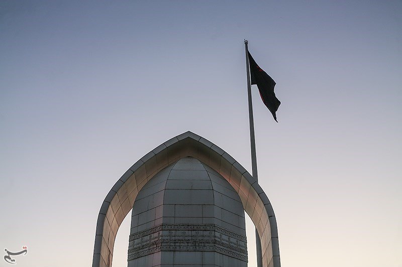 تصاویر | پرچم ۱۰۰۰ متری «یاحسین» روی بلندترین برج پرچم خاورمیانه