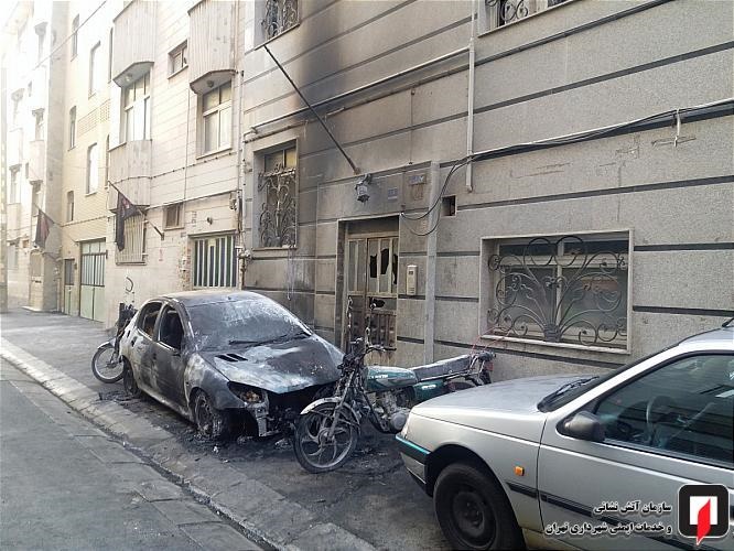 تصاویر | آتش‌سوزی ۲۰۶ و موتورسیکلت در جنوب تهران