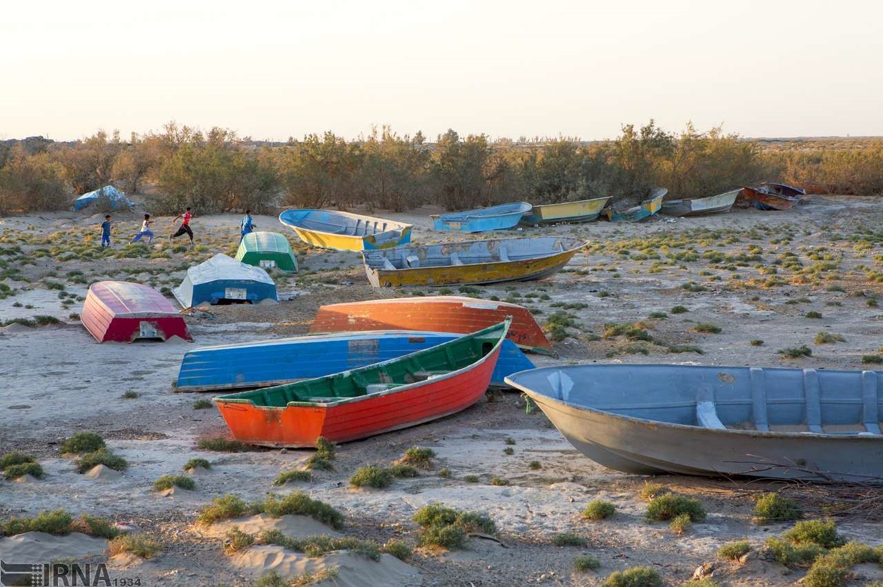 تصاویر | بازنشستگی قایق‌‌ها در دریاچه خشک شده هامون
