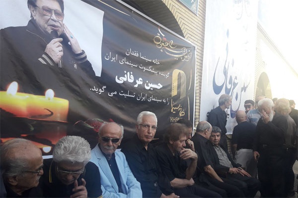 پیکر دوبلور شوخ‌طبع بر دستان دوستانش تشییع شد/ با رفتن حسین عرفانی خنده از دوبله رفت/ عکس 