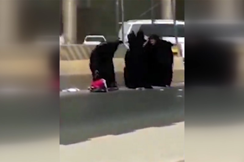فیلم | کتک‌کاری ۴ زن در عربستان!