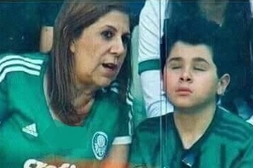 تصویری زیبا از گزارش فوتبال توسط یک مادر برای فرزند نابینایش