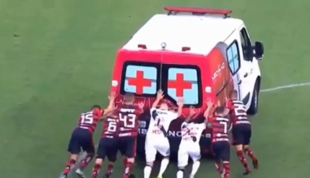 فیلم | هول دادن آمبولانس خراب وسط زمین فوتبال!