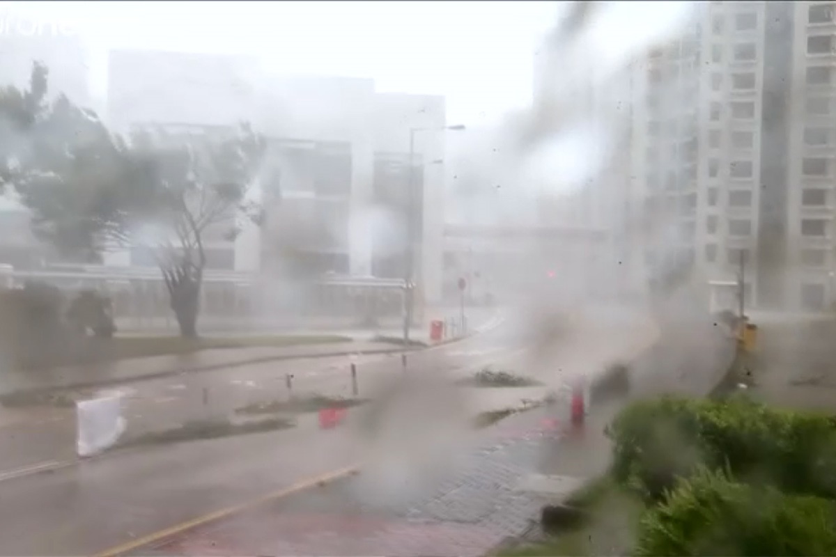 فیلم | لحظه رسیدن قدرتمندترین طوفان سال به سواحل چین (۲۵ثانیه)