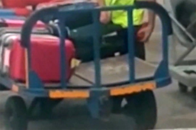 فیلم | دزدی از چمدان مسافر در قسمت بار فرودگاه