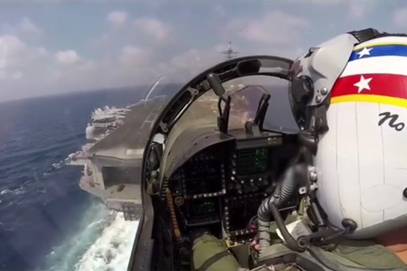فیلم | لحظه فرود جنگنده روی ناو از نگاه خلبان