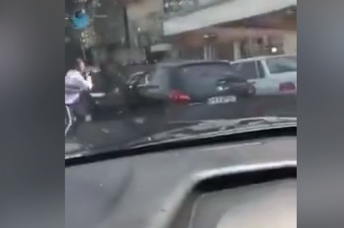 فیلم | درگیری شدید و عجیب پلیس با یک راننده این‌بار در خیابان‌های شهر!