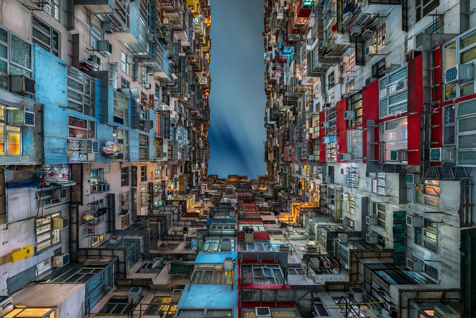تصاویر | نگاه متفاوت یک عکاس به آسمان‌خراش‌های هنگ‌کنگ