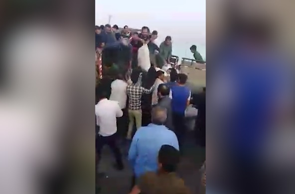 فیلم | حمله مردم به کامیون سیب زمینی در تره بار!