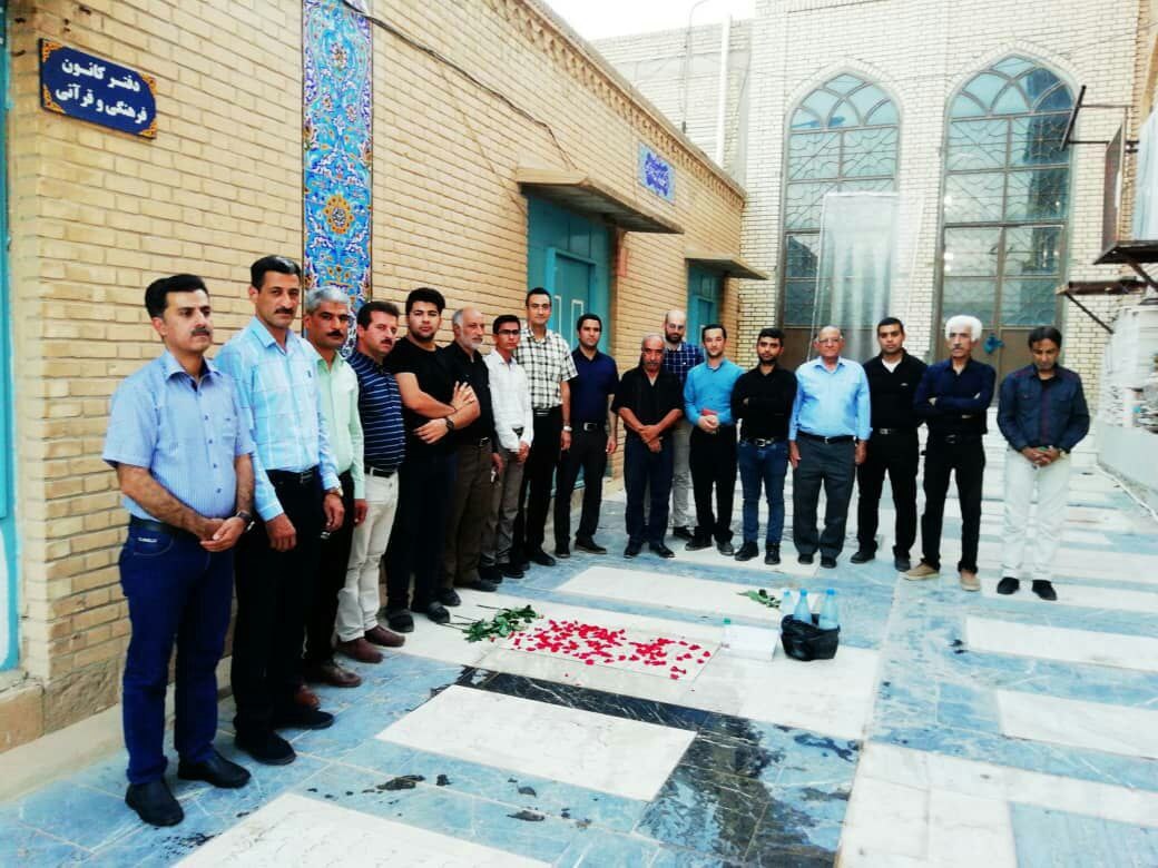 حضور جمعی از هنردوستان بر سر مزار پیر موسیقی شوشتر