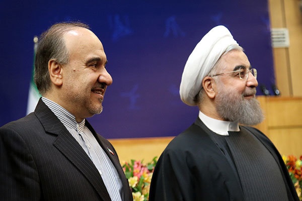 روحانی: چرا برای قهرمانان ورزش دست نمی‌زنی آقای زنگنه!