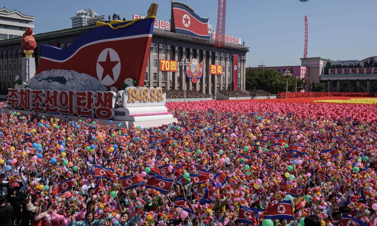 تصاویر | جشن,  پایکوبی مردم کره‌شمالی در ۷۰ سالگی کشورشان