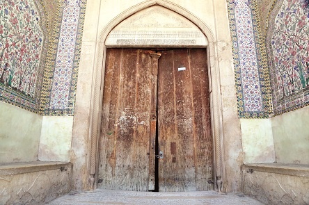 مرمت‌گران سراغ یک درِ تاریخی شیراز رفتند